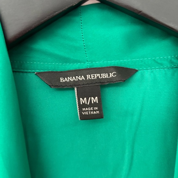 Banana Republic long sleeve blouse with hidden closure. Size medium. - Picture 2 of 4